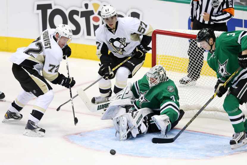 Dallas Stars goalie Antti Niemi (31) watches the puck as Pittsburgh Penguins right wing...