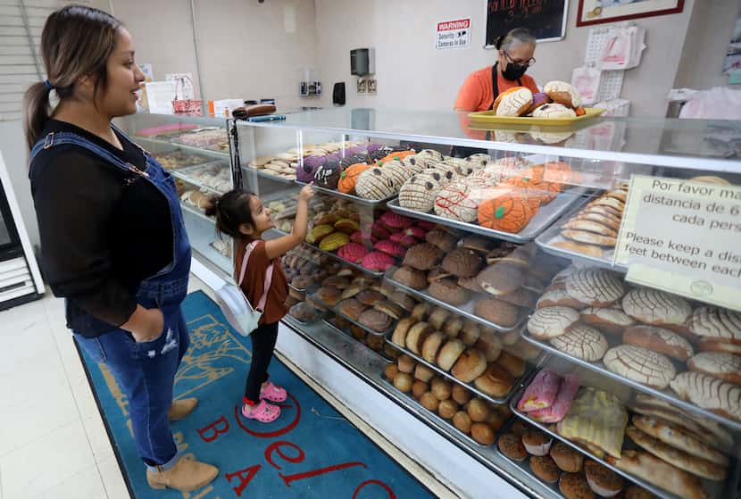 Perla Barcenas and Crystal, 4, pick out Halloween-themed conchas at Del Norte Bakery in Dallas.