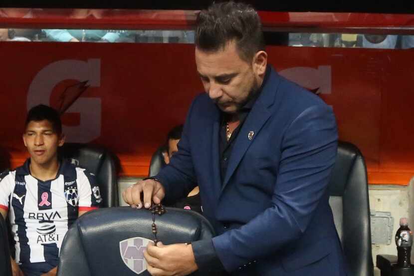 El técnico de Rayados de Monterrey, Antonio Mohamed, suele colocar un Rosario en la banca...