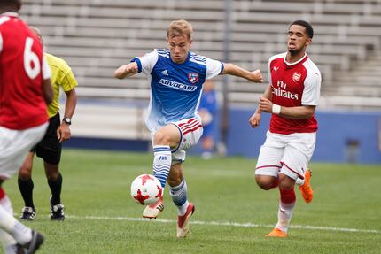 Paxton Pomykal (in blue) plays against Arsenal FC in the U19 Super Group of the 2018 Dallas...