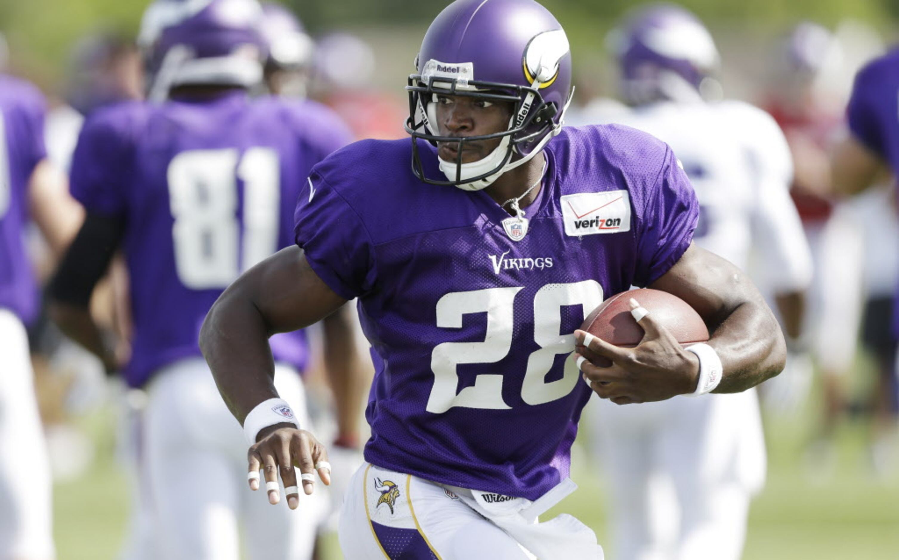 Adrian Peterson has big day as Vikings hold off Cards