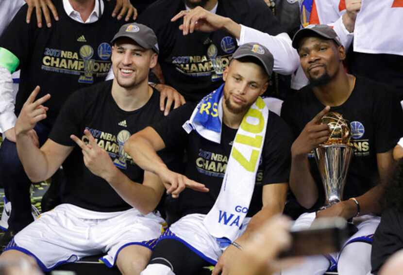 Klay Thompson, Stephen Curry y Kevin Durant celebran el título. Foto AP
