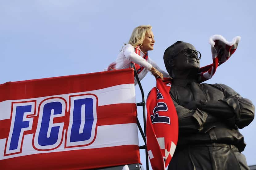 The late Norma Hunt placed a scarf on a statue of her husband, FC Dallas founder Lamar Hunt,...
