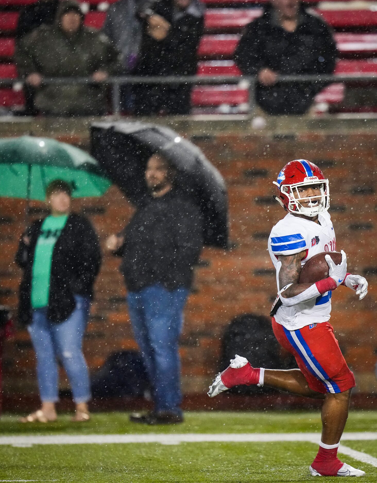 Duncanville running back Caden Durham (29) coasts into the end zone on a 67-yard touchdown...