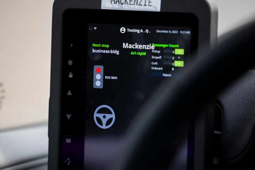Una tablet muestra el sistema de piloto de los vehículos de May Mobility en un viaje de...