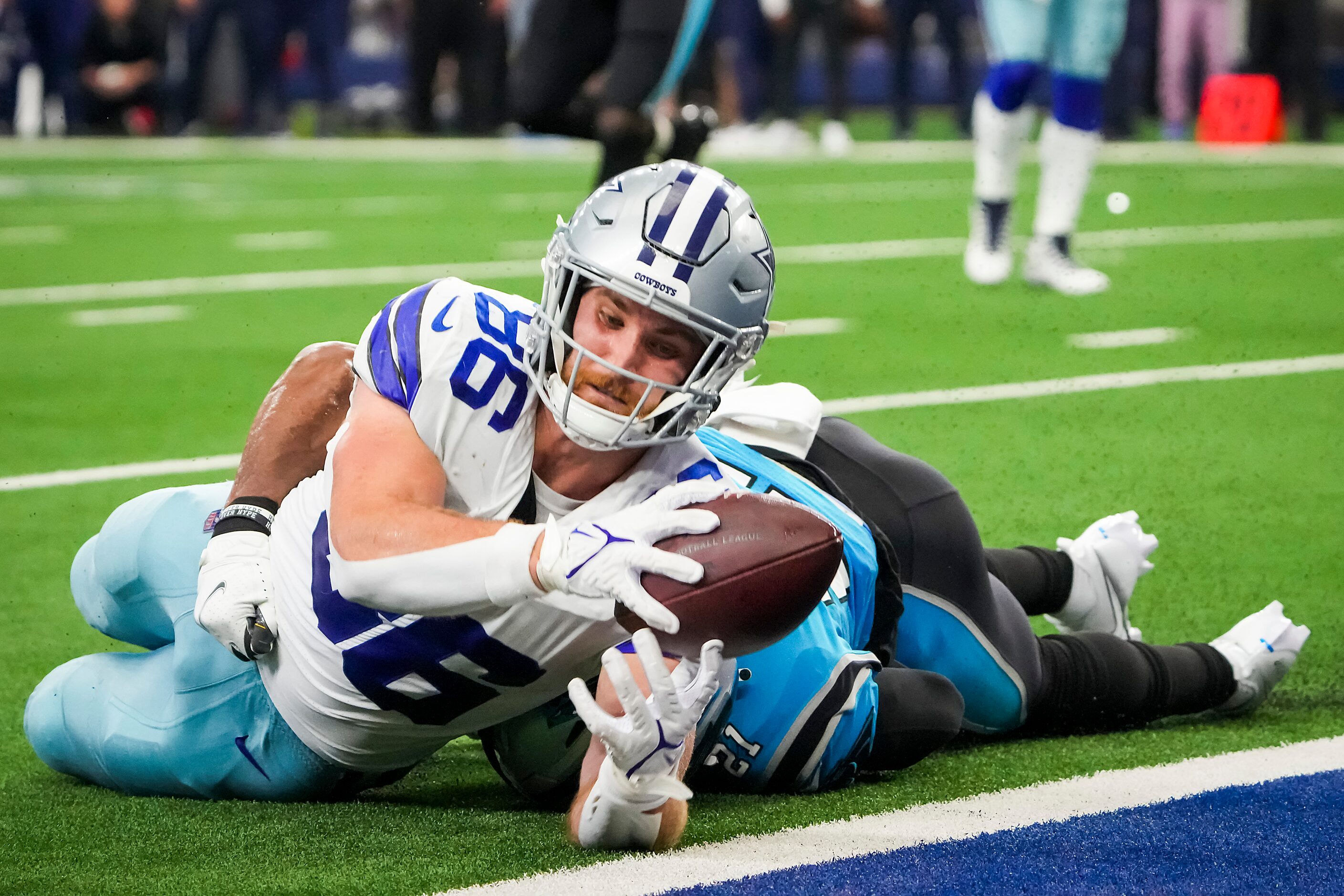 Dallas Cowboys tight end Dalton Schultz (86) comes up short of the end zone on an attempted...