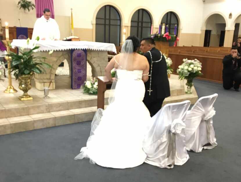 Juanita Sánchez y Félix Aguirre se casaron en la iglesia Saint James de Dallas a finales de...