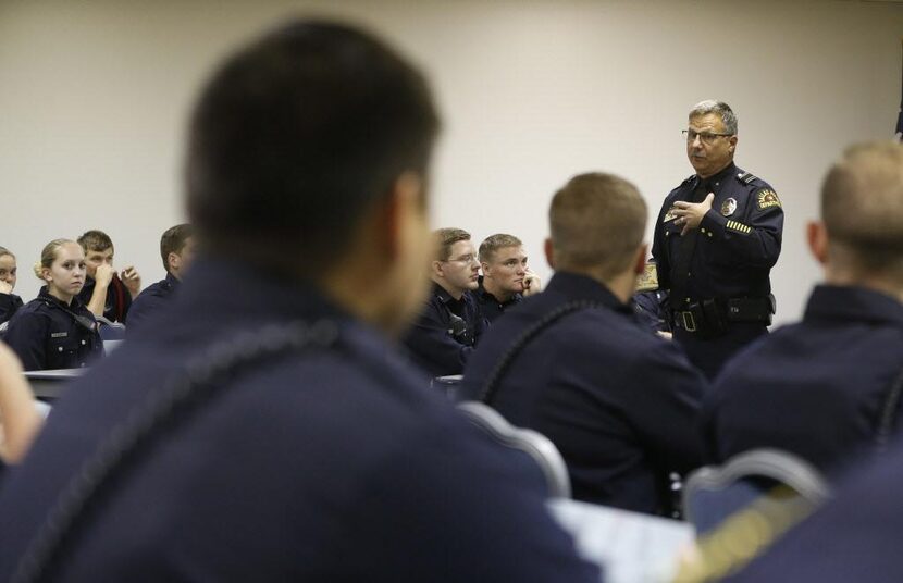 El subjefe policial Jeffrey Cotner da una clase en exceleencia polcial a un grupo de...