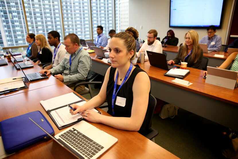 La estudiante de primer año de leyes, Kimberly Hale, participa en una clase en UNT Dallas,...