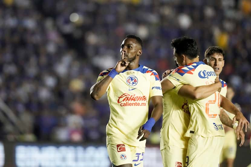 Julián Quiñónez, del América, festeja tras anotar el tanto del empate ante Cruz Azul en la...