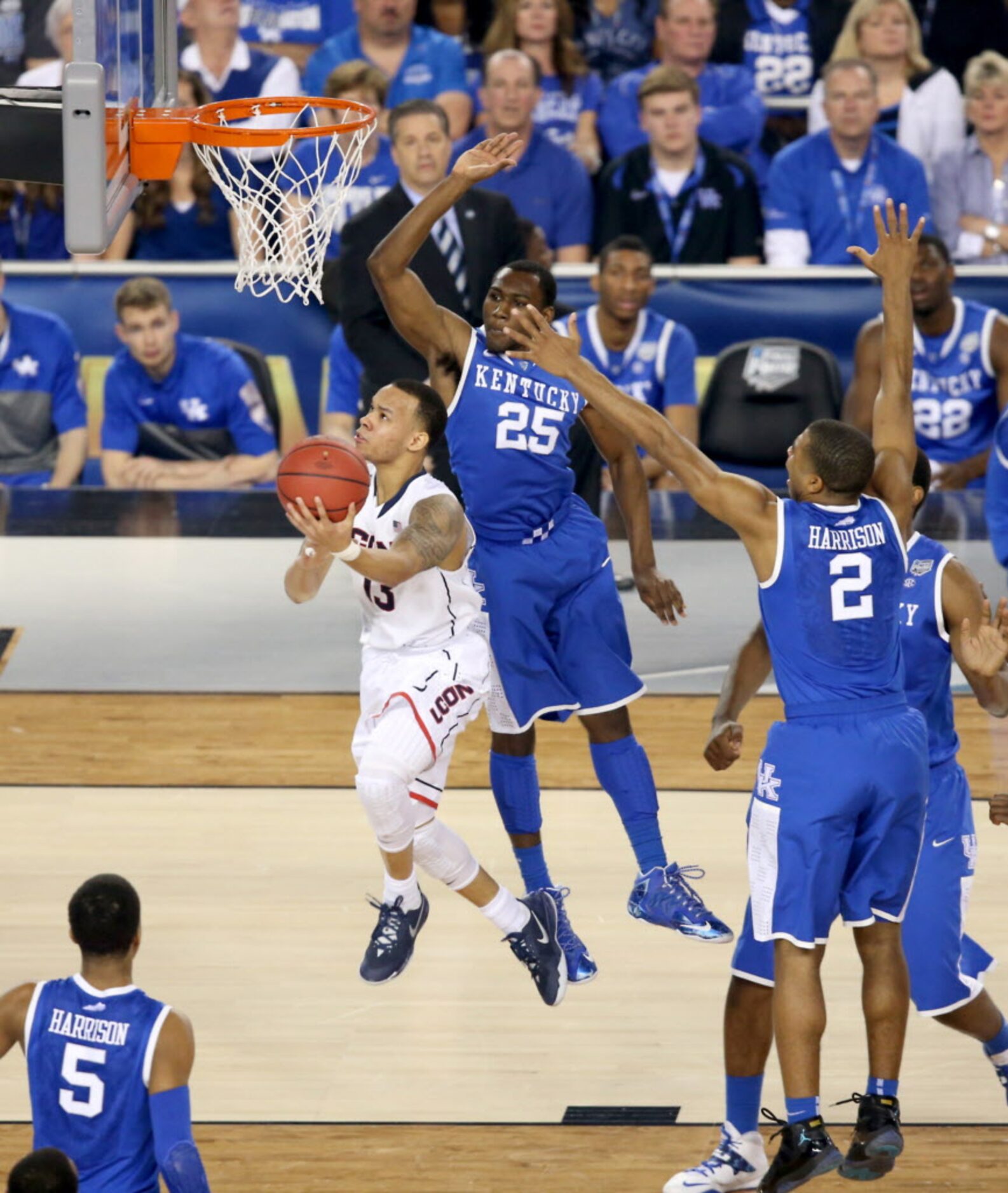 Connecticut Huskies guard Shabazz Napier (13) drives the lane past Kentucky Wildcats guard...