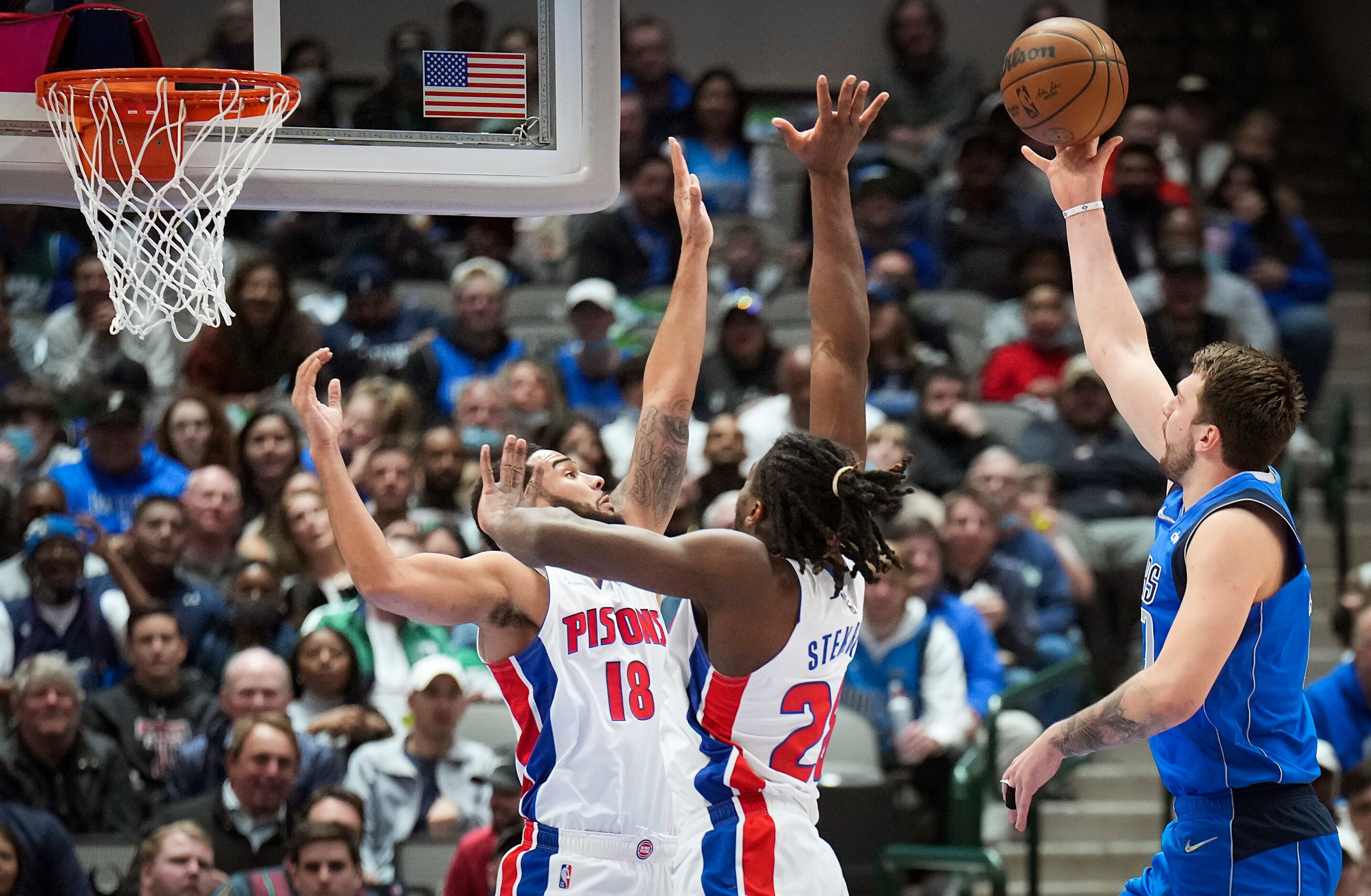 Dallas Mavericks guard Luka Doncic (77) shots over Detroit Pistons center Isaiah Stewart...