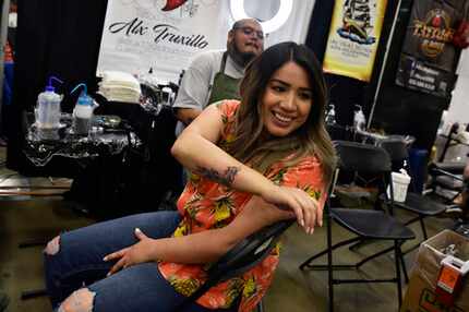 Mirian Ramos, de 28 años de edad, demuestra su nuevo tatuaje en la la primera convención de...