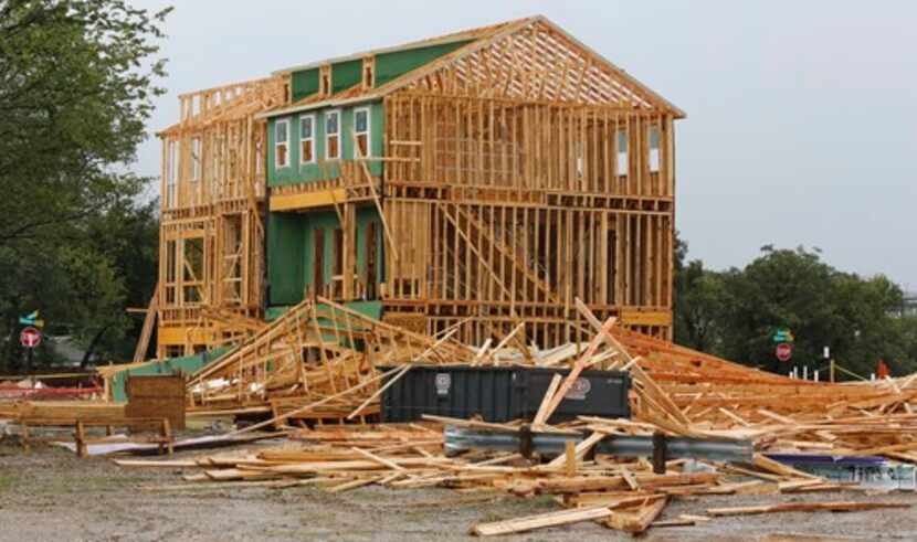 Esta estructura en Dallas se colapsó durante una noche de lluvia y vientos, ocasionando la...
