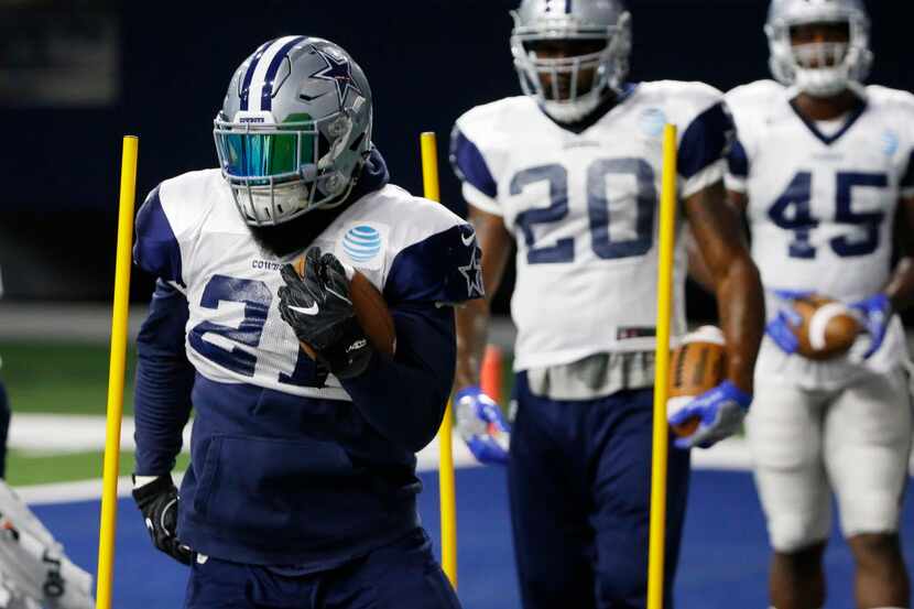 Dallas Cowboys running back Ezekiel Elliott (21) goes through a drill at practice in the...