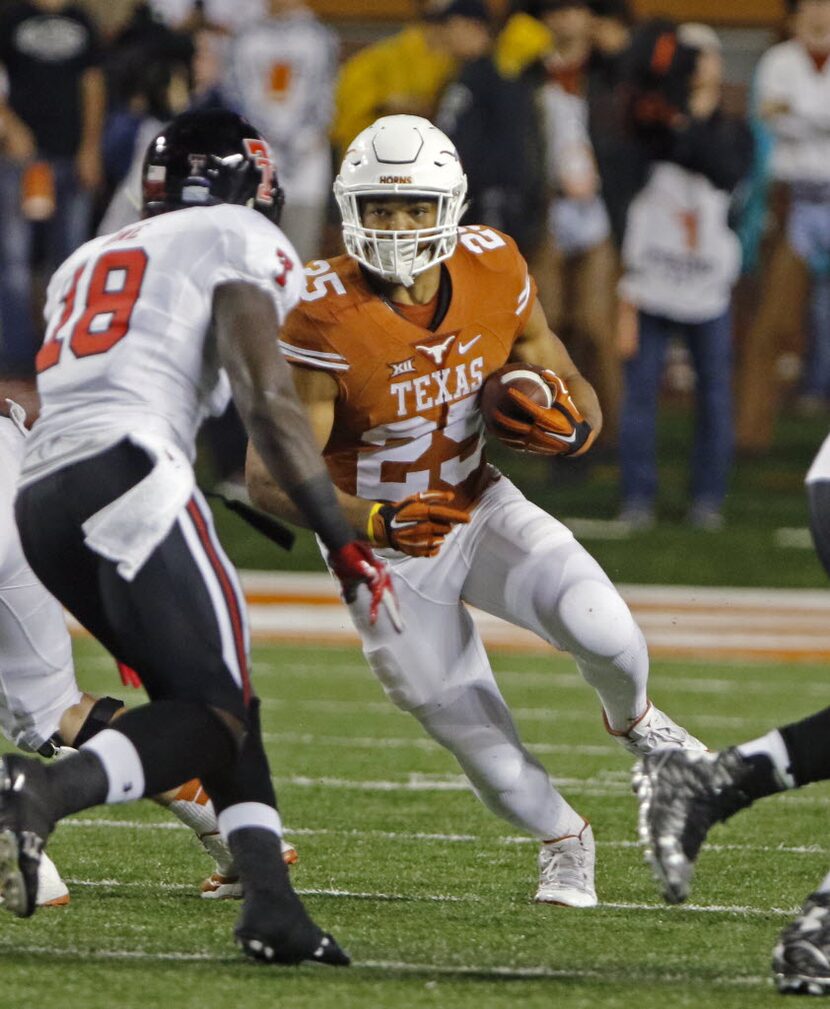 Texas running back Chris Warren III  (25) carries the ball during the first half of an NCAA...