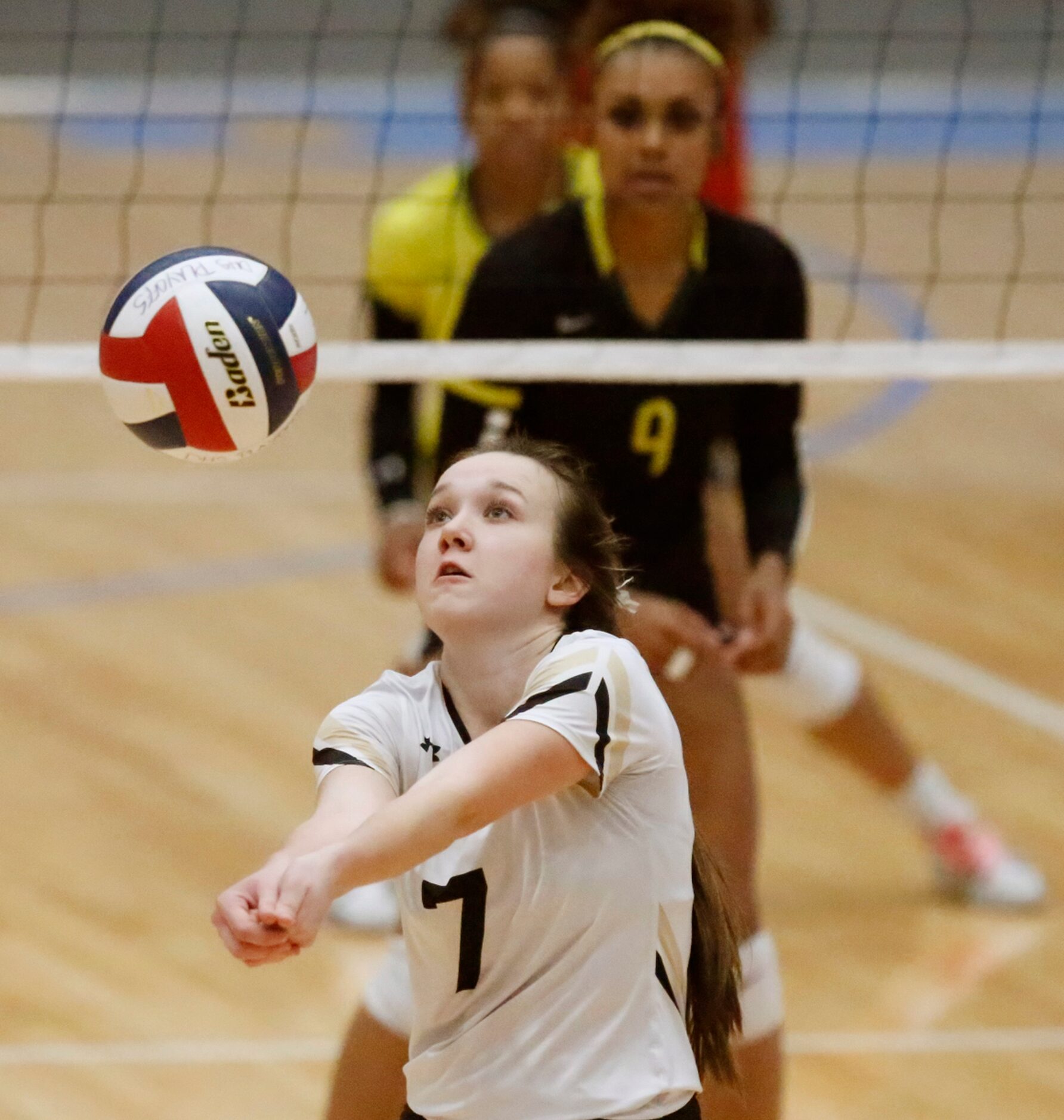 Mansfield High School setter Meadow Smith (7) makes a bump set during game two as DeSoto...