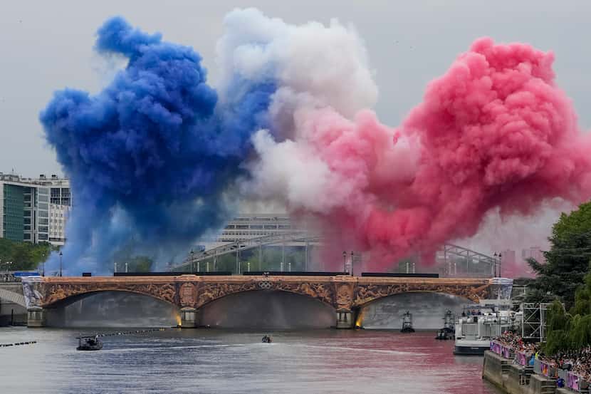 Humo con los colores de la bandera de Francia al dar comienzo la ceremonia de inauguración...