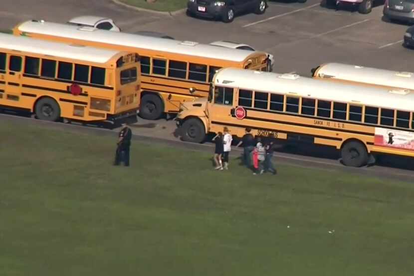 La escena en la escuela Santa Fe High cerca de Houston el viernes por la mañana.(AP)
