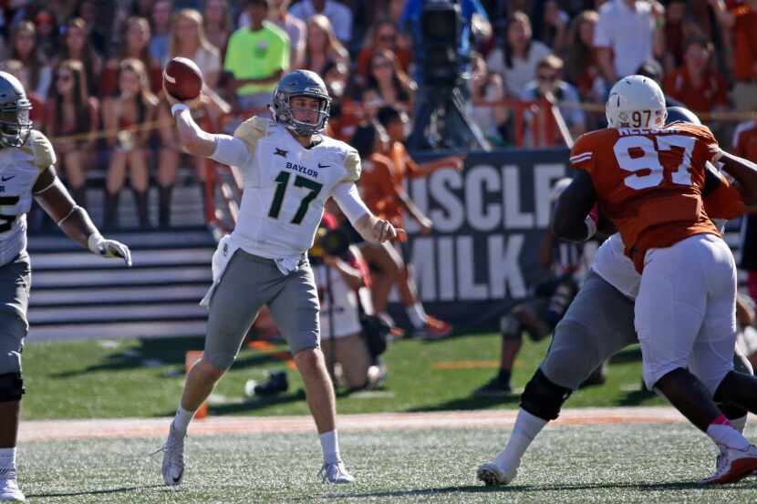 Baylor quarterback Seth Russell (17) throws the pass during the second quarter against Texas...