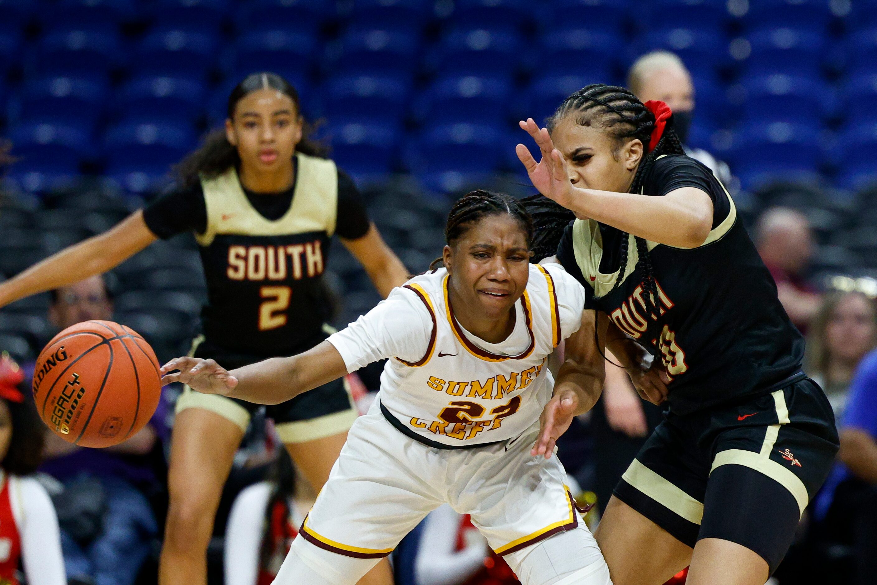 South Grand Prairie guard Victoria Dixon (10) defends Humble Summer Creek guard Anahlynn...