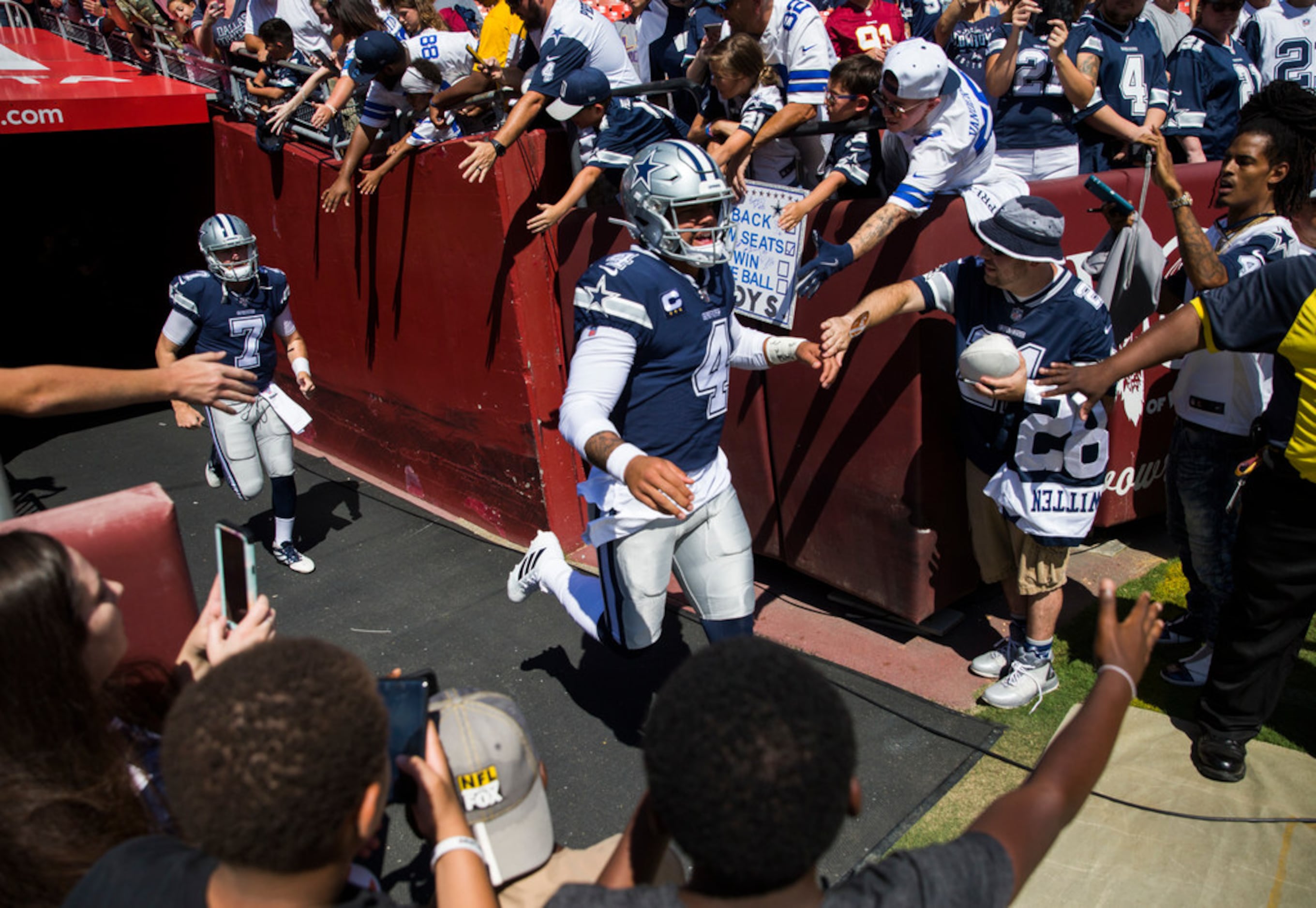 Photos: Redskins fans taunt Jerry Jones mannequin, Cowboys faithful flash  Super Bowl rings ahead of Week 2 rivalry matchup