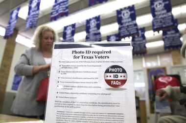 Los centros de votación en Texas advertirán sobre la necesidad de una identificación para...