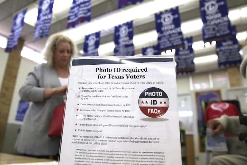 Los centros de votación en Texas advertían sobre la necesida de una identificación, como en...