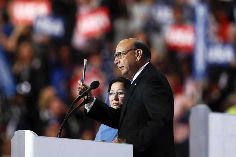 Khizr Khan, padre del fallecido capitán Humayun S. M. Khan, muestra una copia de la...