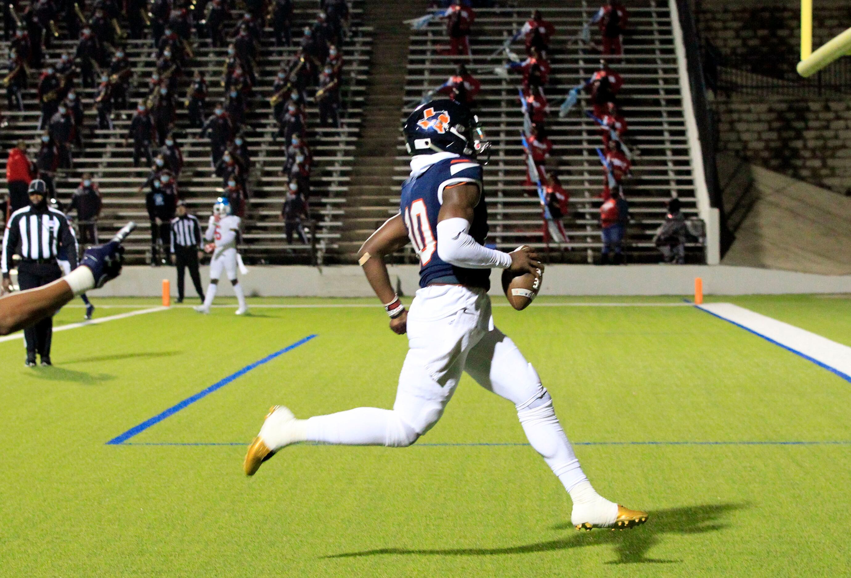 Sachse’s Alex Orji (10) crosses into the end zone for a touchdown during the first quarter...