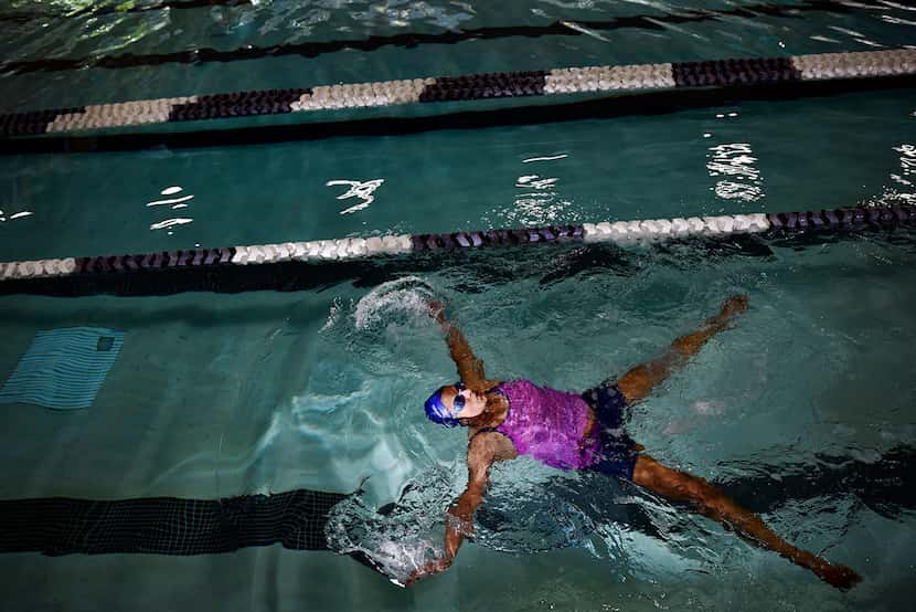 Dee Santosh, 43, nadando en la piscina techada Bachman Indoor Pool en mayo 2018. (Por BEN...