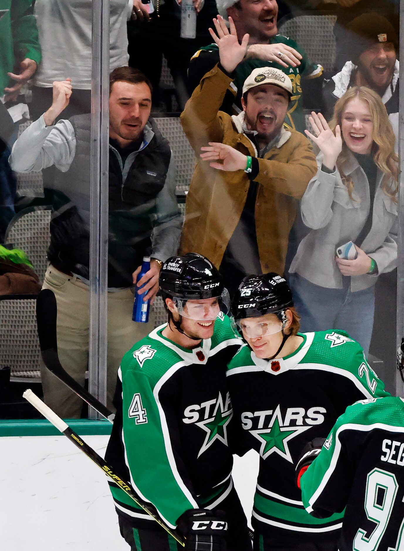 Dallas Stars left wing Joel Kiviranta (25) is congratulated on his second period goal by...