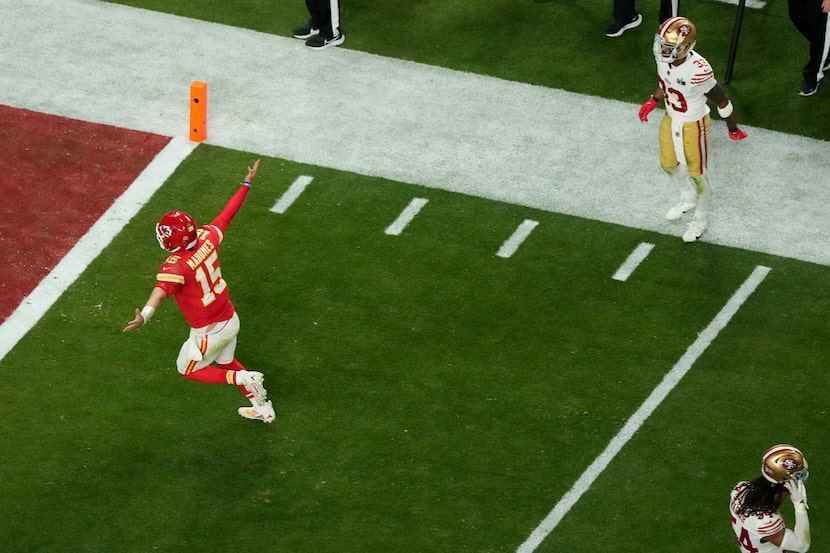 EL quarterback Patrick Mahomes (15) de los Chiefs de Kansas City celebra tras la victoria...