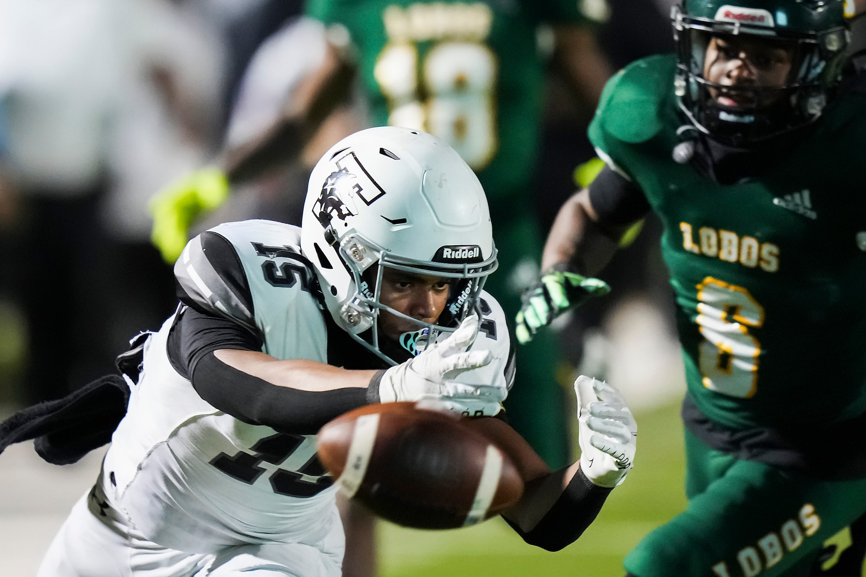 Mansfield Timberview wide receiver Titus Evans (15) can’t make a catch during the second...