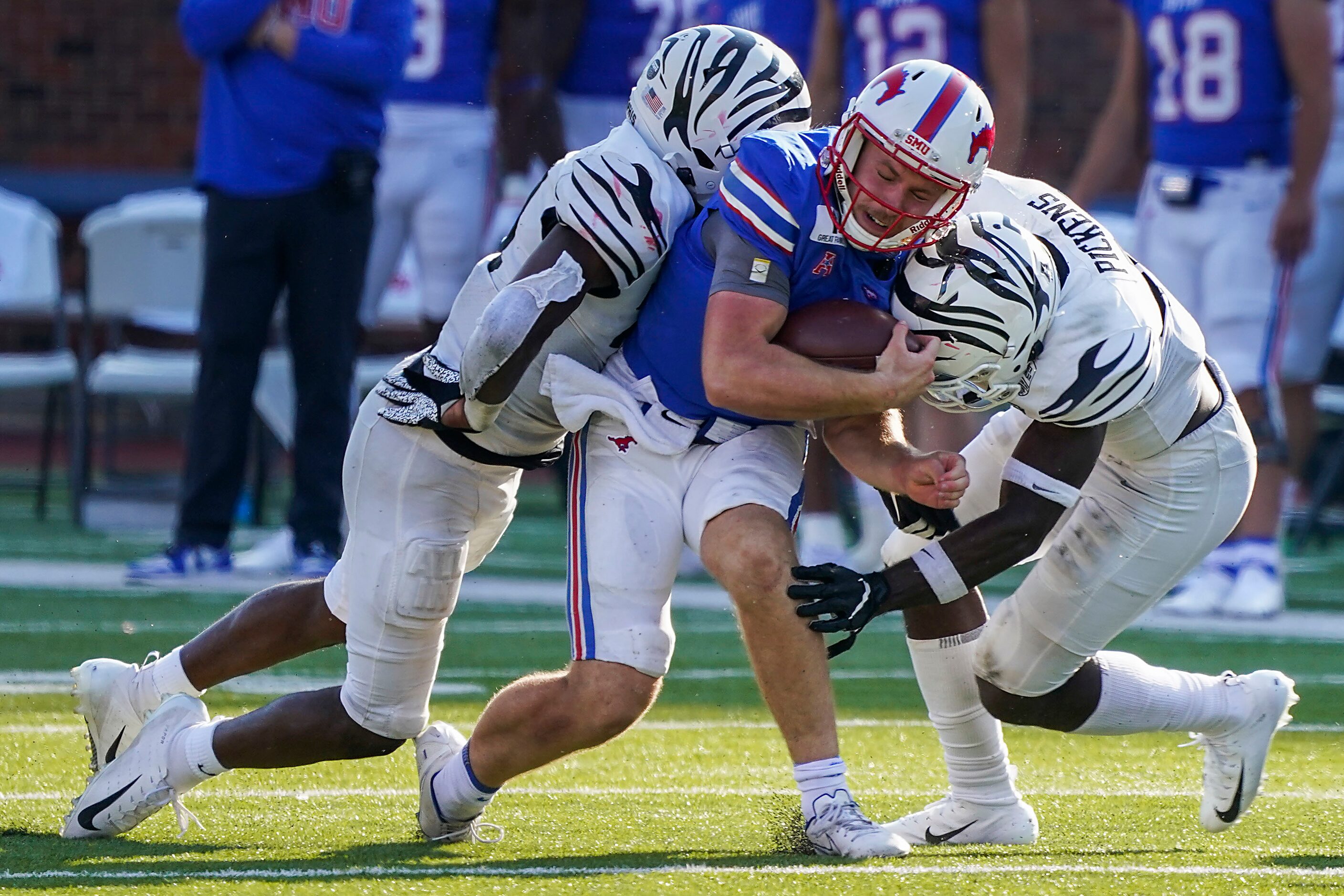 SMU quarterback Shane Buechele (7) is brought down by Memphis linebacker Thomas Pickens (40)...