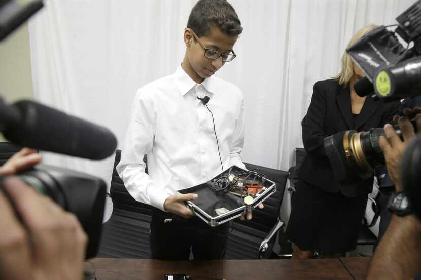 Ahmed Mohamed muestra el reloj que constuyó con una caja para lápices y otros instrumentos....