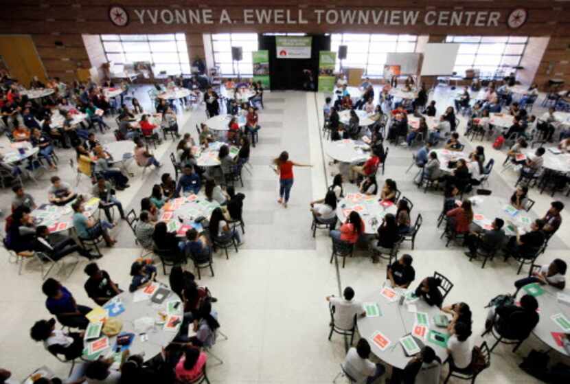 Yvonne A. Ewell Townview Center es un complejo de escuelas en Oak Cliff donde ofrecen...