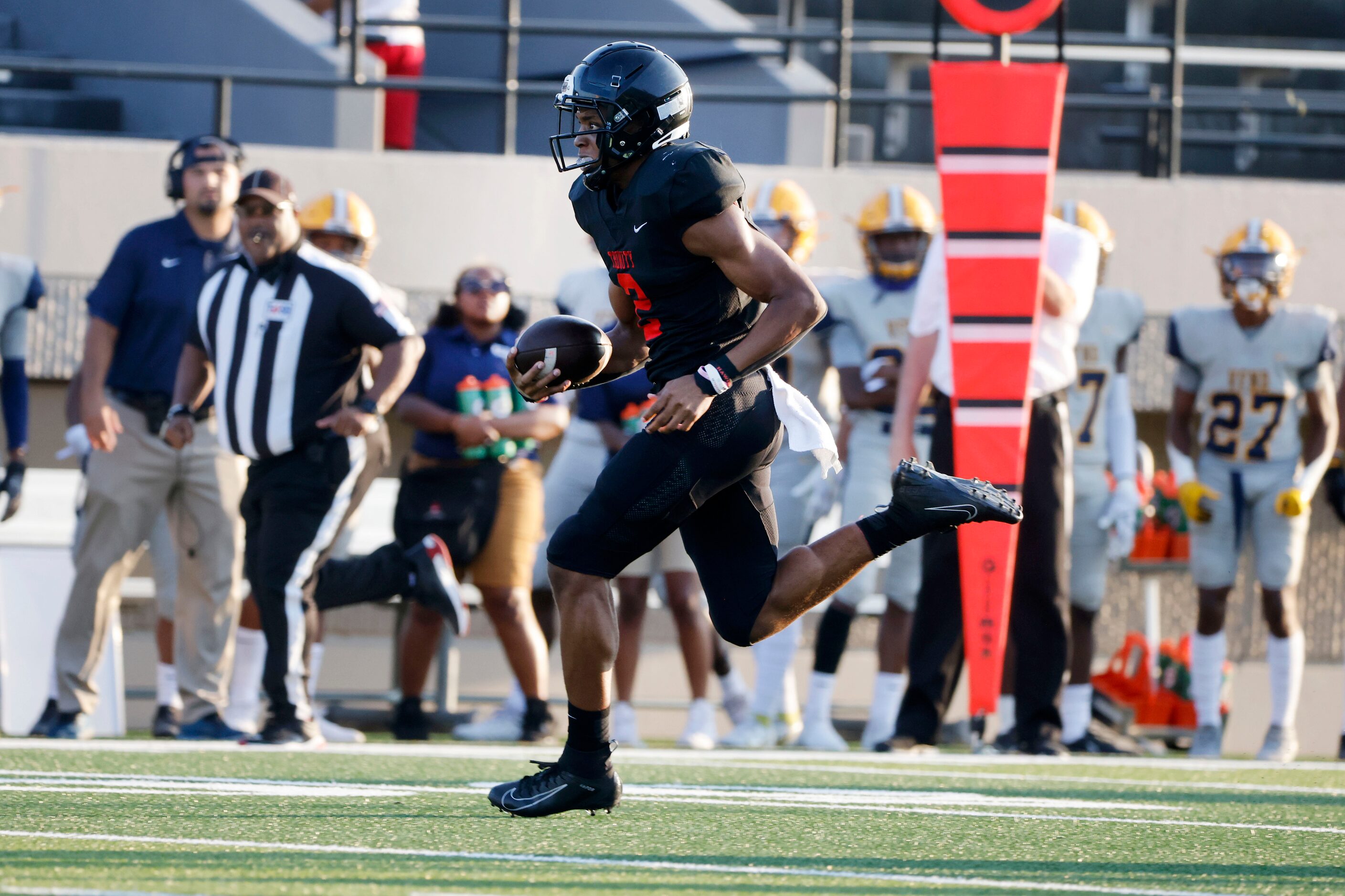 Euless Trinity quarterback Ollie Gordon runs for the first touchdown against Arlington Lamar...