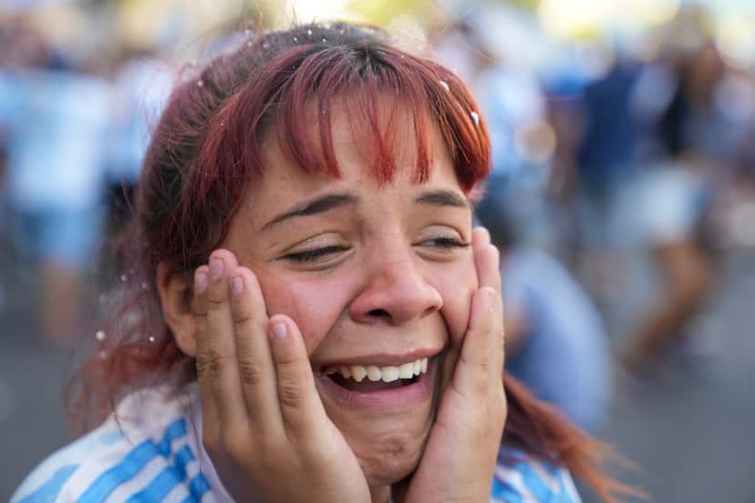 Una aficionada argentina celebra la victoria de su equipo en la Copa del Mundo sobre...