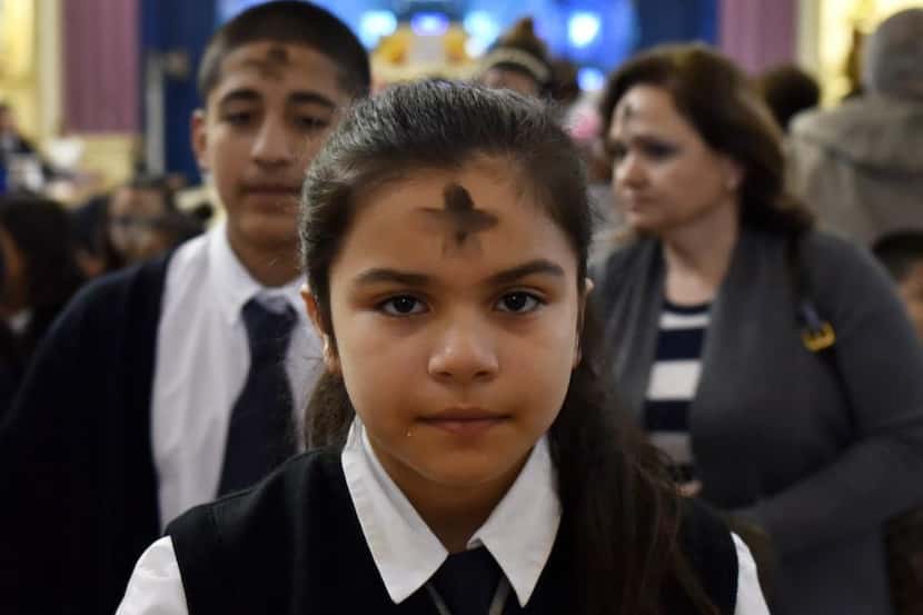 Amaris Espinosa durante una misa de Miércoles de Ceniza realizada en Santa Clara en...