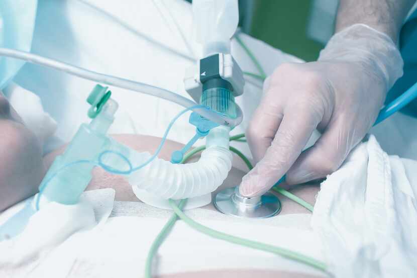 La traqueotostomía permite a un paciente poder respirar cuando se ha dificultado hacerlo por...