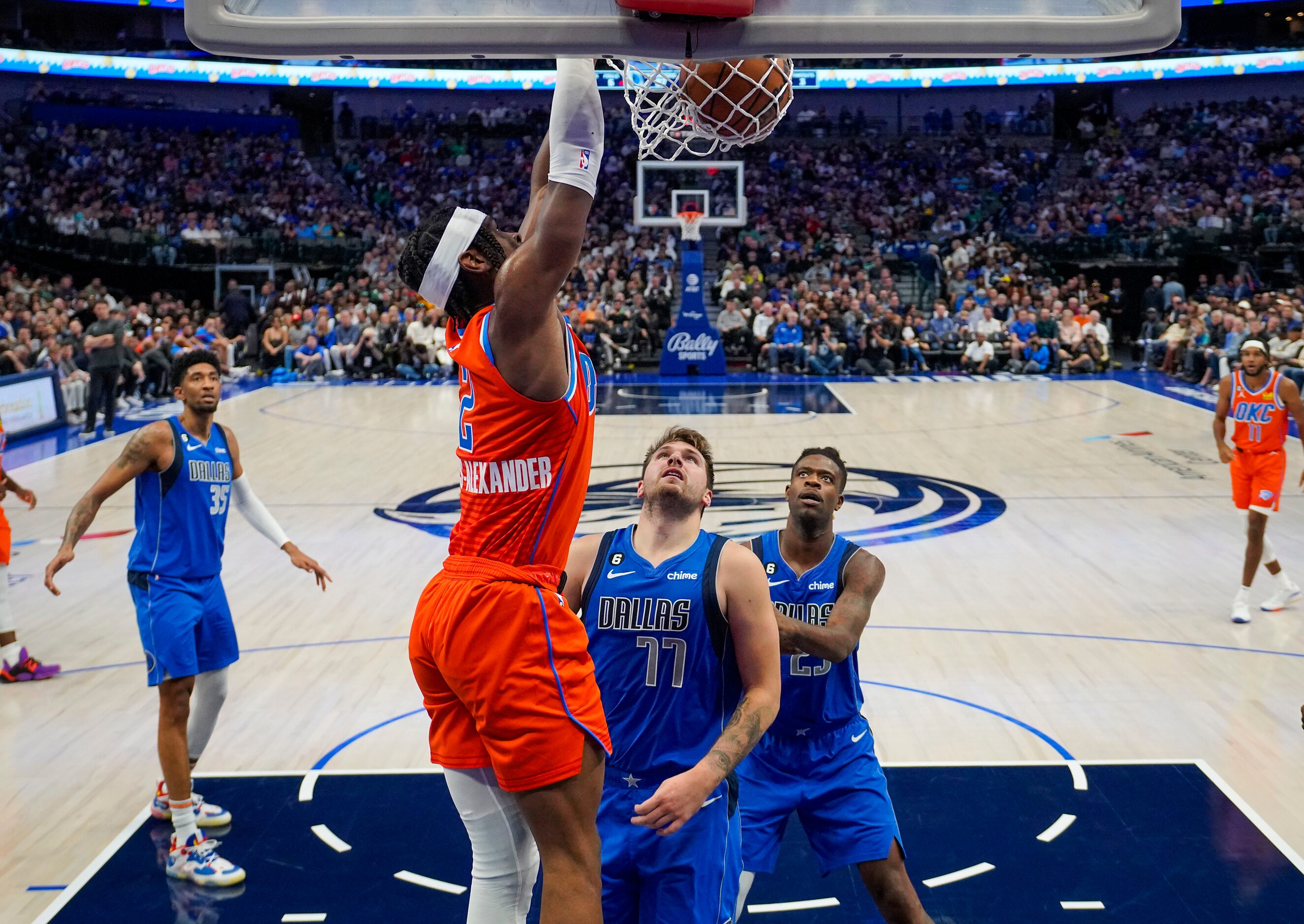 Oklahoma City Thunder guard Shai Gilgeous-Alexander (2) dunks the ball past Dallas Mavericks...