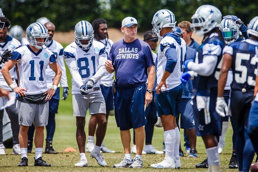 Cowboys offensive coordinator Scott Linehan works with wide receivers Cole Beasley (11), KD...
