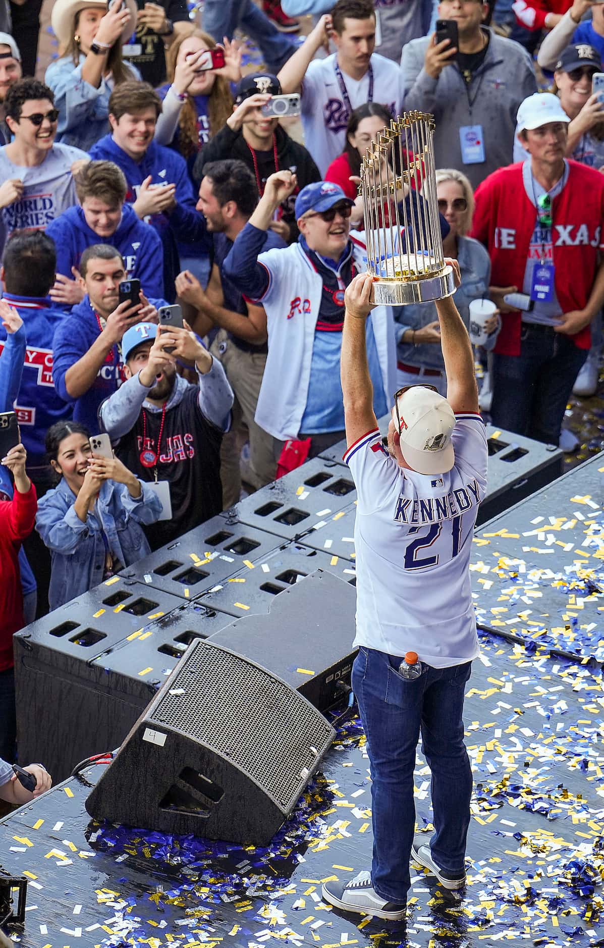 Pitcher Ian Kennedy hoists the Commissioner’s Trophy to the crowd during a post-parade...