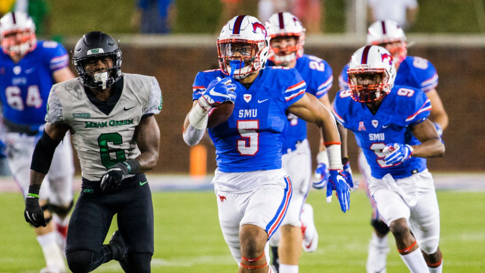 Southern Methodist Mustangs running back Xavier Jones (5) runs to the end zone for a...