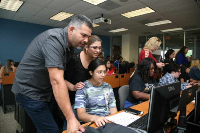 Carla Ibarra, 17 y sus padres Carlos y Francis Ibarra llenan su solicitud de ayuda...