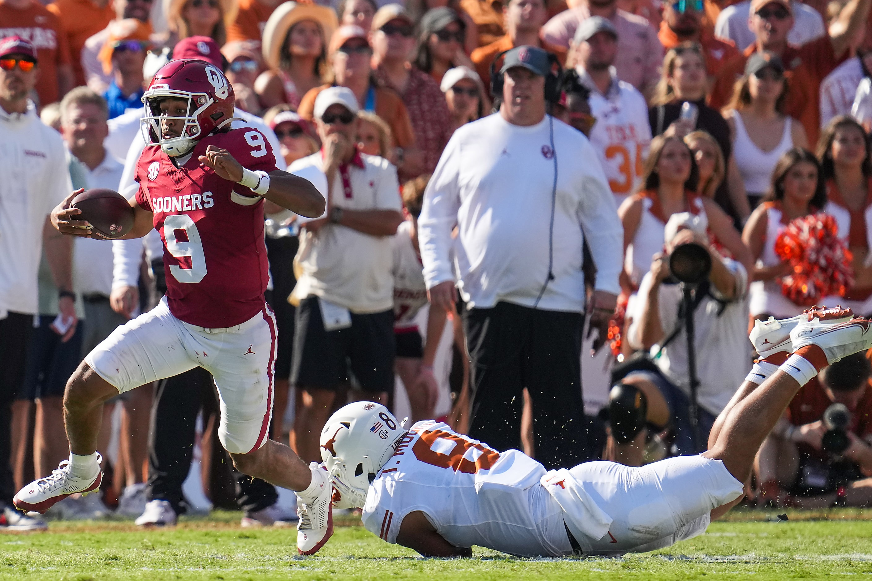 Oklahoma quarterback Michael Hawkins Jr. (9) gets past Texas linebacker Trey Moore (8)...