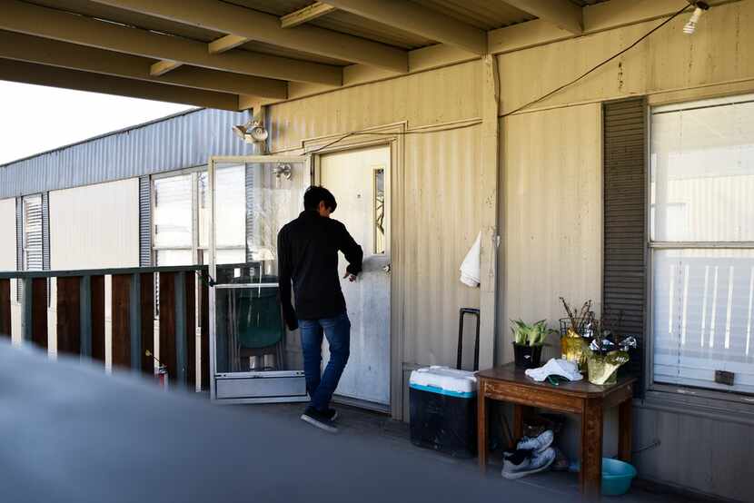 Bryan toca una puerta en un complejo de viviendas móviles en Lewisville. Foto de Ben Torres...