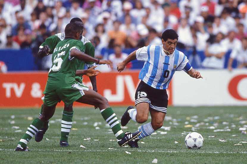 Diego Maradona (der) conduce el balón ante defensores de la selección de Nigeria en el...