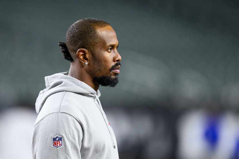 Buffalo Bills linebacker Von Miller (40) warms up on the field before an NFL football game...